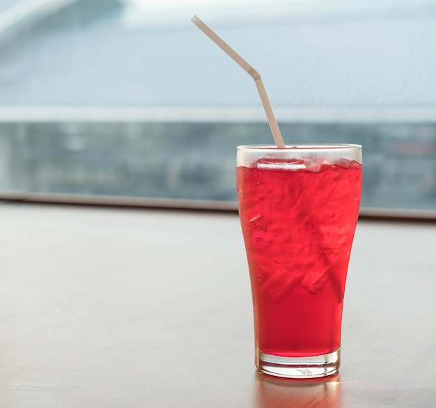 Verre de soda rouge glacé