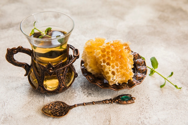 Photo gratuite verre à thé arabe en nid d'abeille sur table