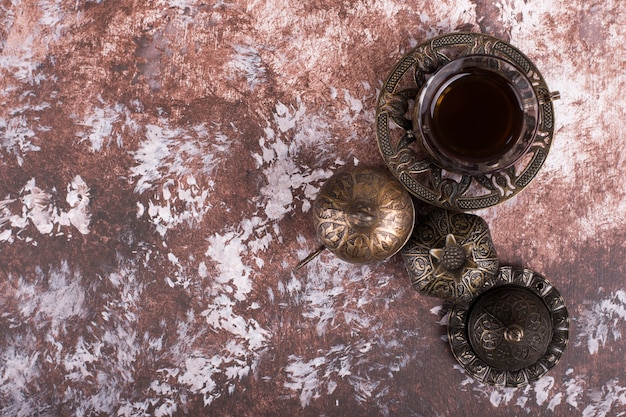 Photo gratuite un verre de thé ou d'espresso dans des plats ethniques