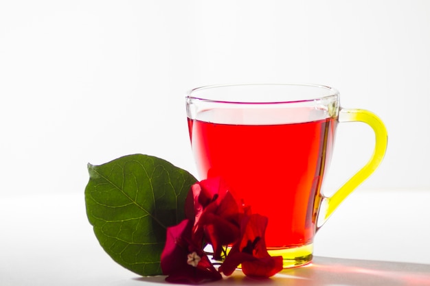 Verre de thé avec des fleurs