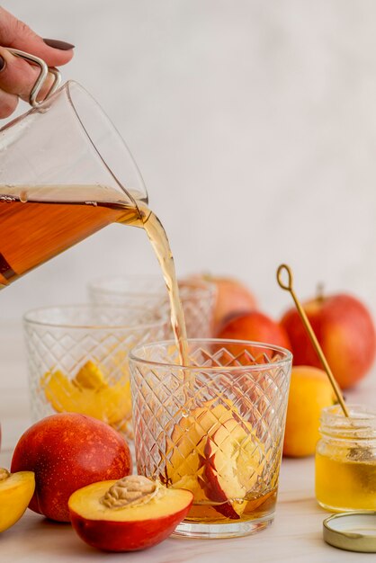 Verre à thé glacé à angle élevé avec pêche