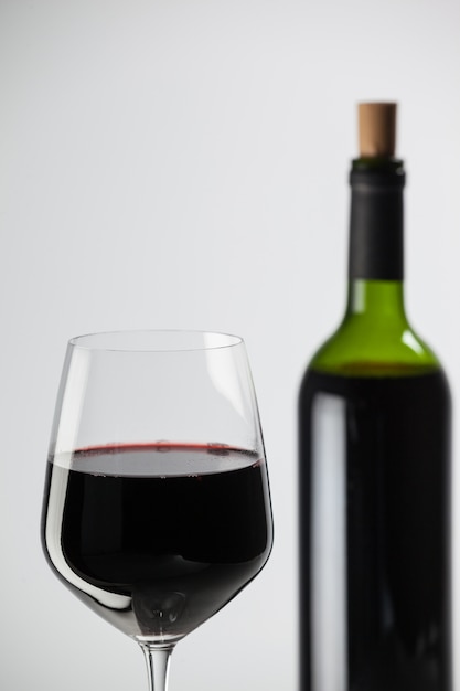 Photo gratuite un verre de vin avec une bouteille