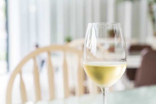 Photo gratuite un verre de vin d'étincelles