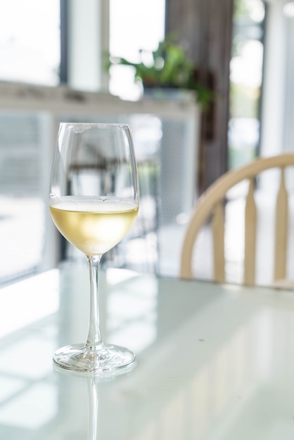 Photo gratuite un verre de vin d'étincelles