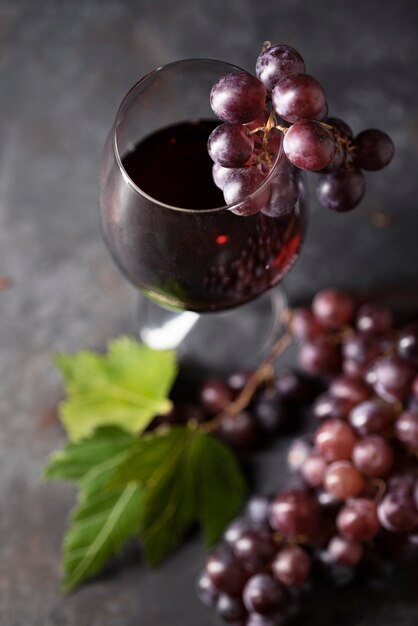 Verre à vin gros plan entouré de raisins