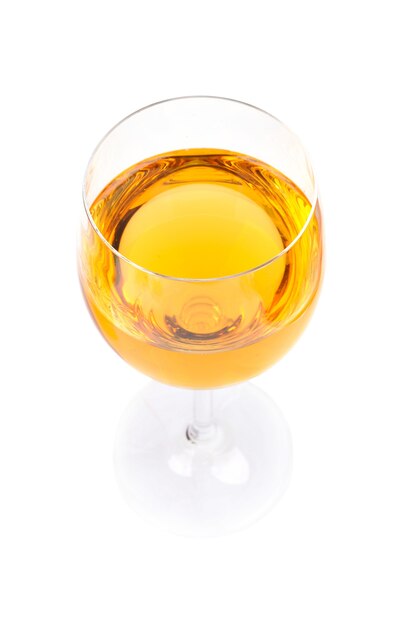 Verre à vin isolé sur blanc