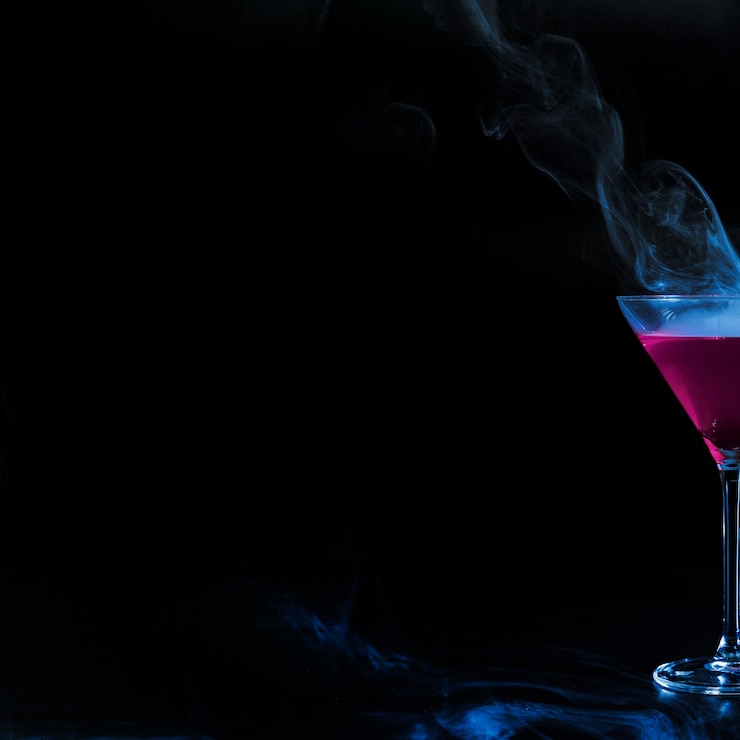 Photo gratuit verre à vin avec liqueur rose fumée