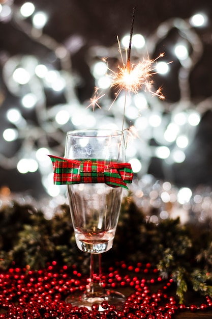 Verre à Vin Avec Des Lumières De Noël En Arrière-plan