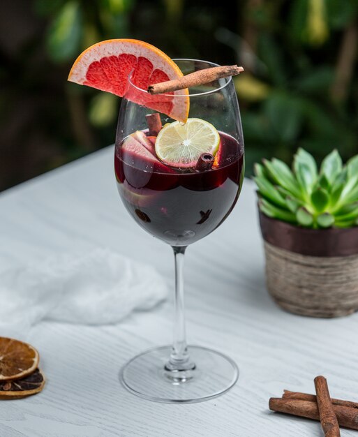 verre à vin avec pamplemousse à la cannelle et autres fruits