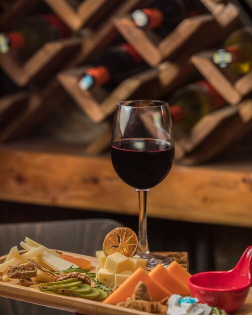 verre de vin rouge servi avec assiette de fromages