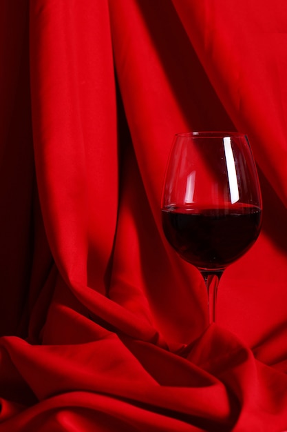 Verre de vin rouge sur tissu rouge