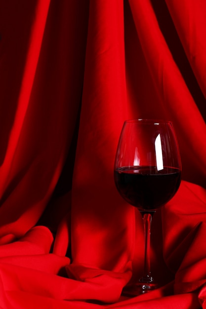 Verre de vin rouge sur tissu rouge