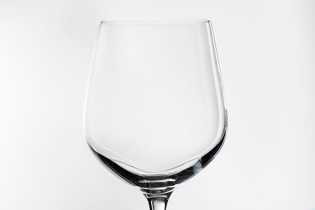 Verre à vin rouge vide isolé