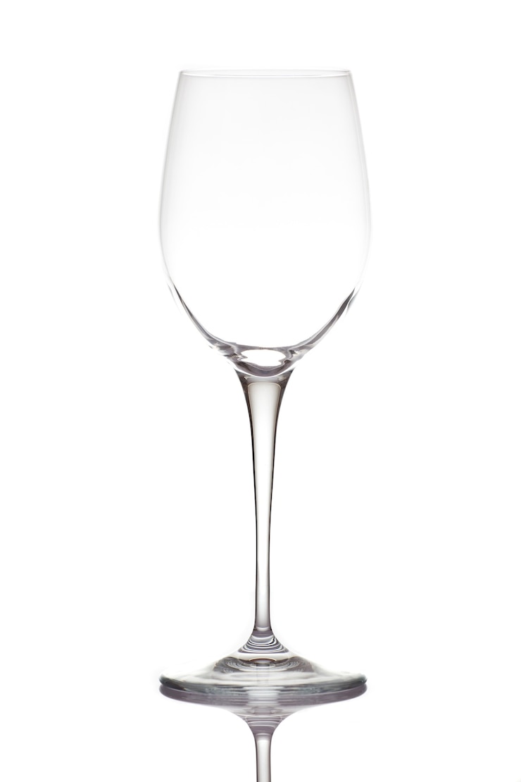 Photo gratuit verre à vin vide. isolé sur un mur blanc