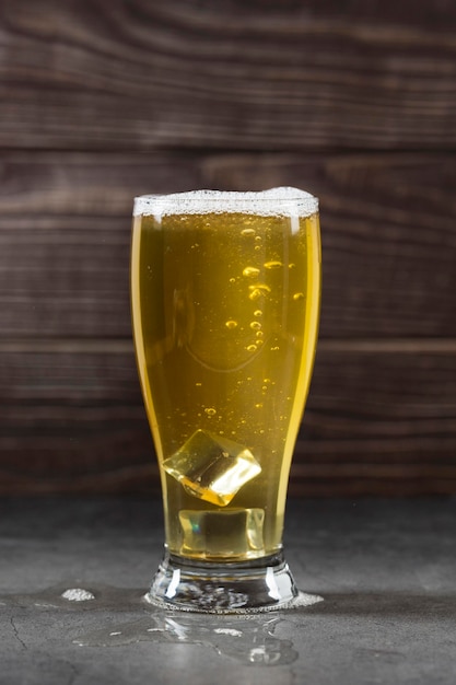 Verre vue de face avec bière