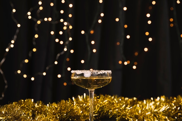 Photo gratuite verre de vue de face avec du champagne à la fête du nouvel an