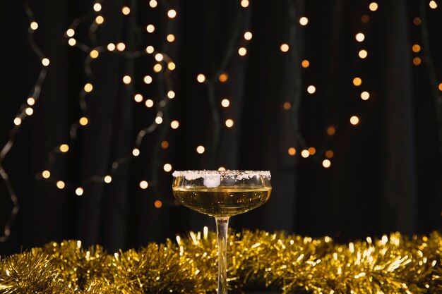 Verre de vue de face avec du champagne à la fête du nouvel an