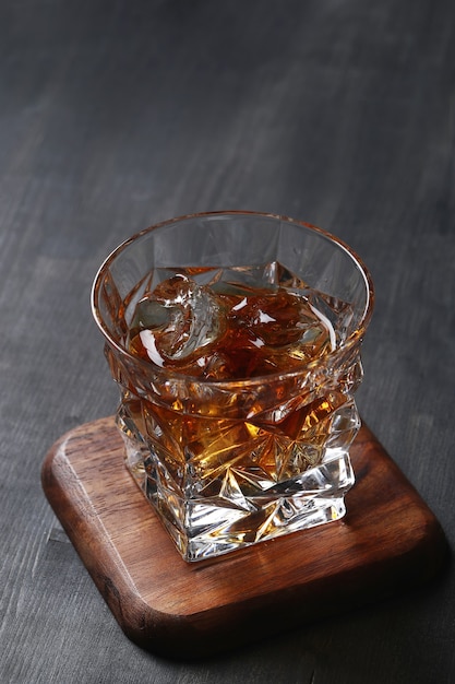 Photo gratuite verre de whisky ou de bourbon, uniquement avec de la glace