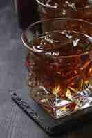 Photo gratuite verre de whisky ou de bourbon, uniquement avec de la glace