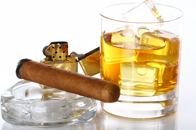 Verre De Whisky Et De Cigare