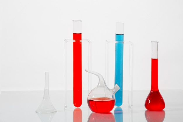 Verrerie de laboratoire avec arrangement liquide bleu et rouge
