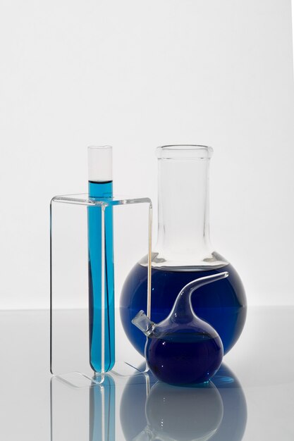 Verrerie de laboratoire avec arrangement liquide bleu