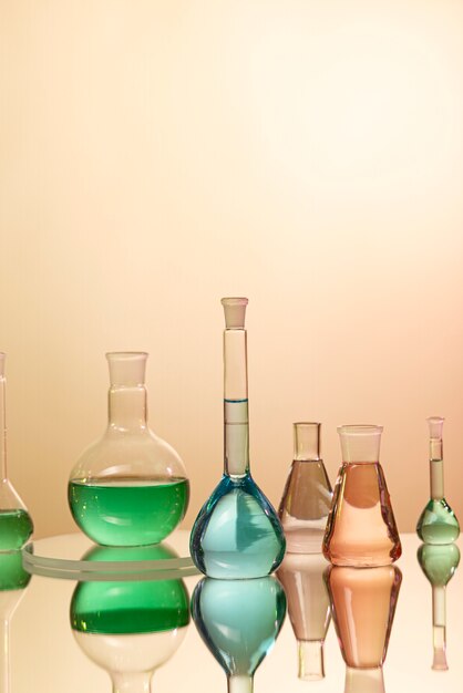Verrerie de laboratoire avec arrangement liquide coloré
