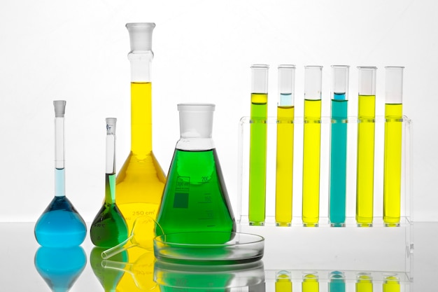Verrerie de laboratoire avec arrangement de substances colorées