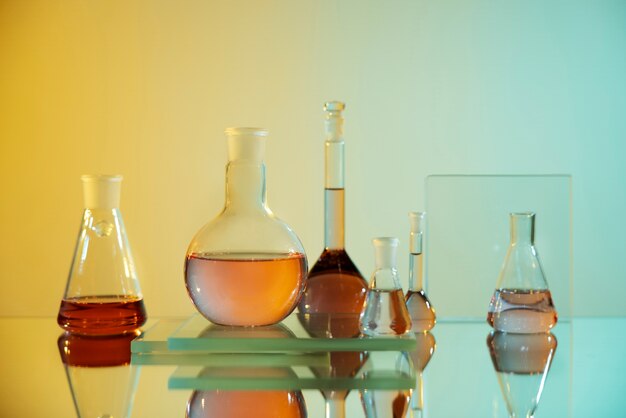 Verrerie de laboratoire avec assortiment liquide orange