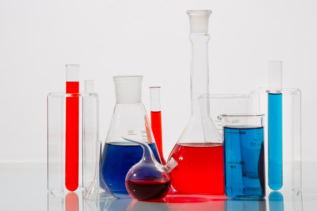 Photo gratuite verrerie de laboratoire avec assortiment de liquides bleus et rouges