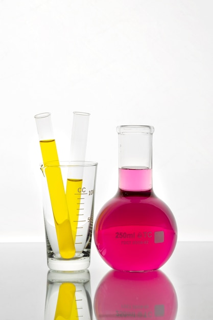 Verrerie de laboratoire avec assortiment de liquides colorés