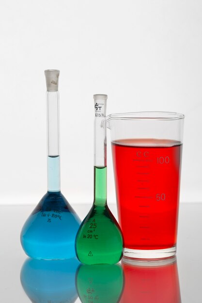 Verrerie de laboratoire contenant un arrangement de liquides colorés