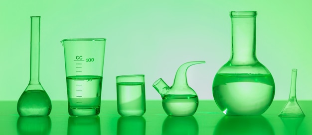 Photo gratuite verrerie de laboratoire avec fond vert