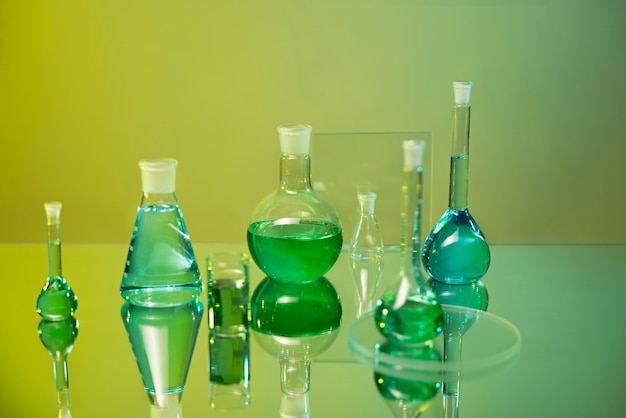 Verrerie de laboratoire avec liquide vert