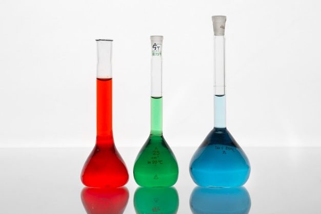 Photo gratuite verrerie de laboratoire avec des liquides colorés nature morte