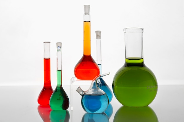 Verrerie de laboratoire avec liquides colorés