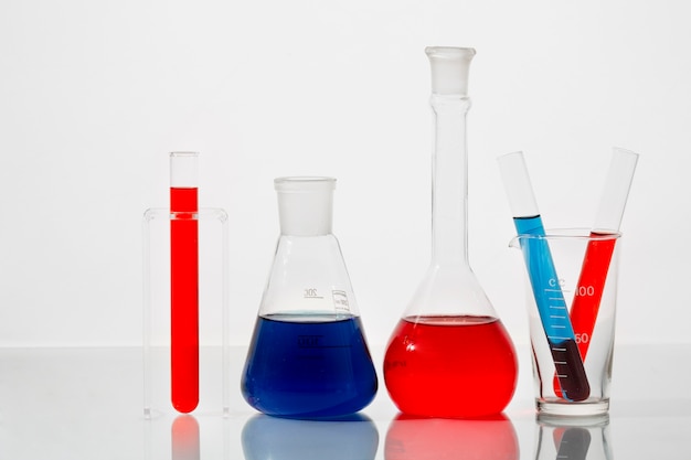 Photo gratuite verrerie de laboratoire avec nature morte liquide bleu et rouge