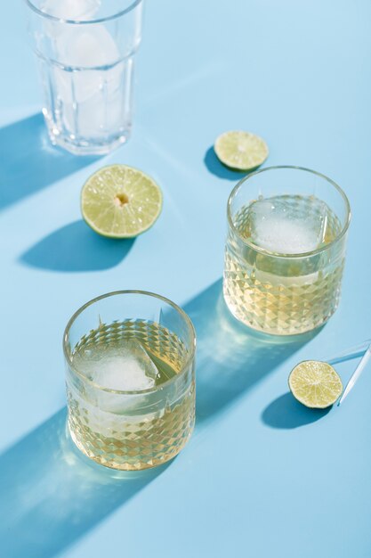 Verres à angle élevé de savoureuse limonade