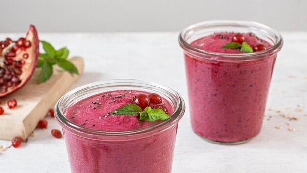 Verres à angle élevé avec smoothie