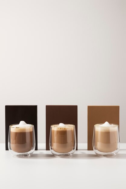 Des verres avec un assortiment de café savoureux