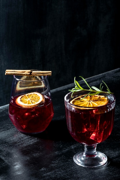 Photo gratuite verres avec des boissons fruitées sur 24