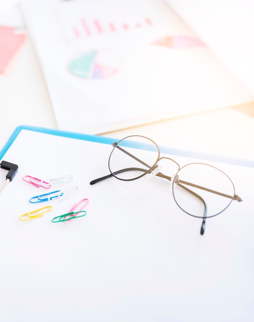 Verres sur un bureau