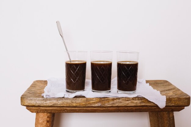 Verres avec café sur la table rustique