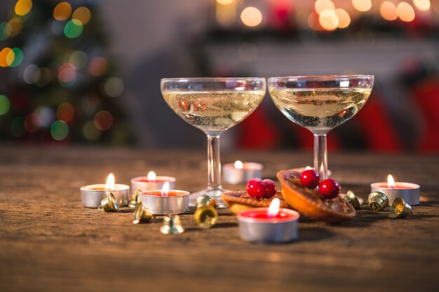 Verres de champagne avec des bougies rouges brûler