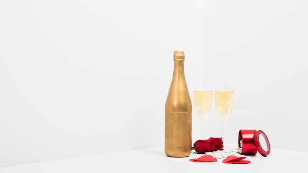 Photo gratuite verres à champagne avec des coeurs de papier rouge