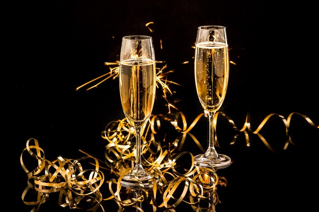 Verres à champagne contre les lumières de Noël