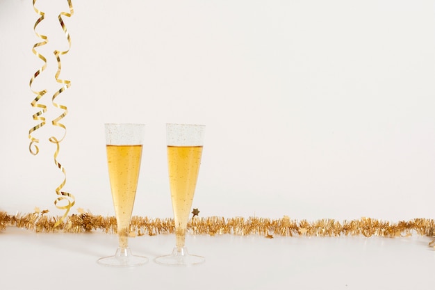 Verres de champagne avec espace de copie