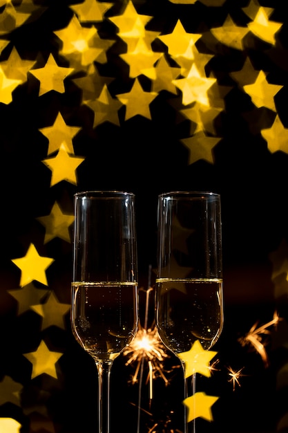 Verres de champagne avec feu d'artifice et effet bokeh en forme de coeur