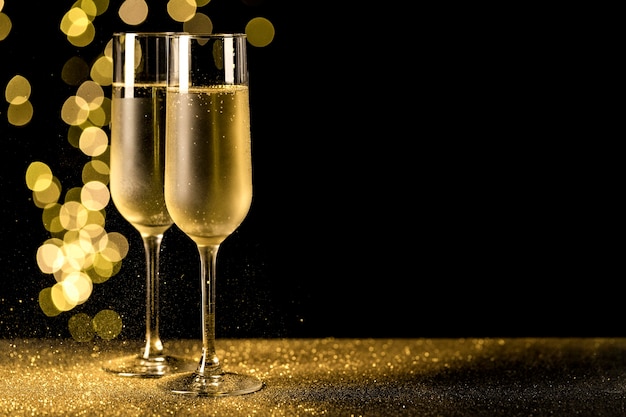 Photo gratuite verres à champagne avec lumières bokeh