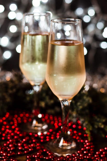 Verres de Champagne avec des lumières de Noël en arrière-plan